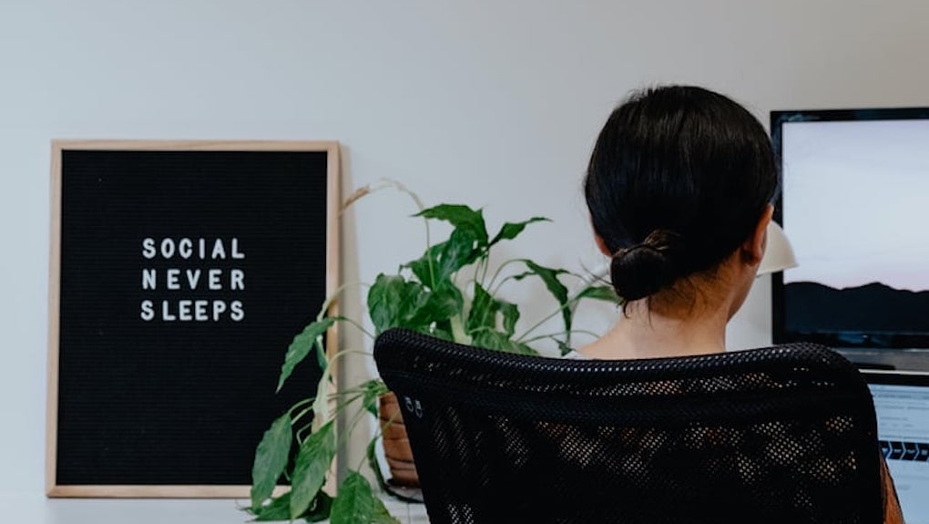 social never sleeps-1